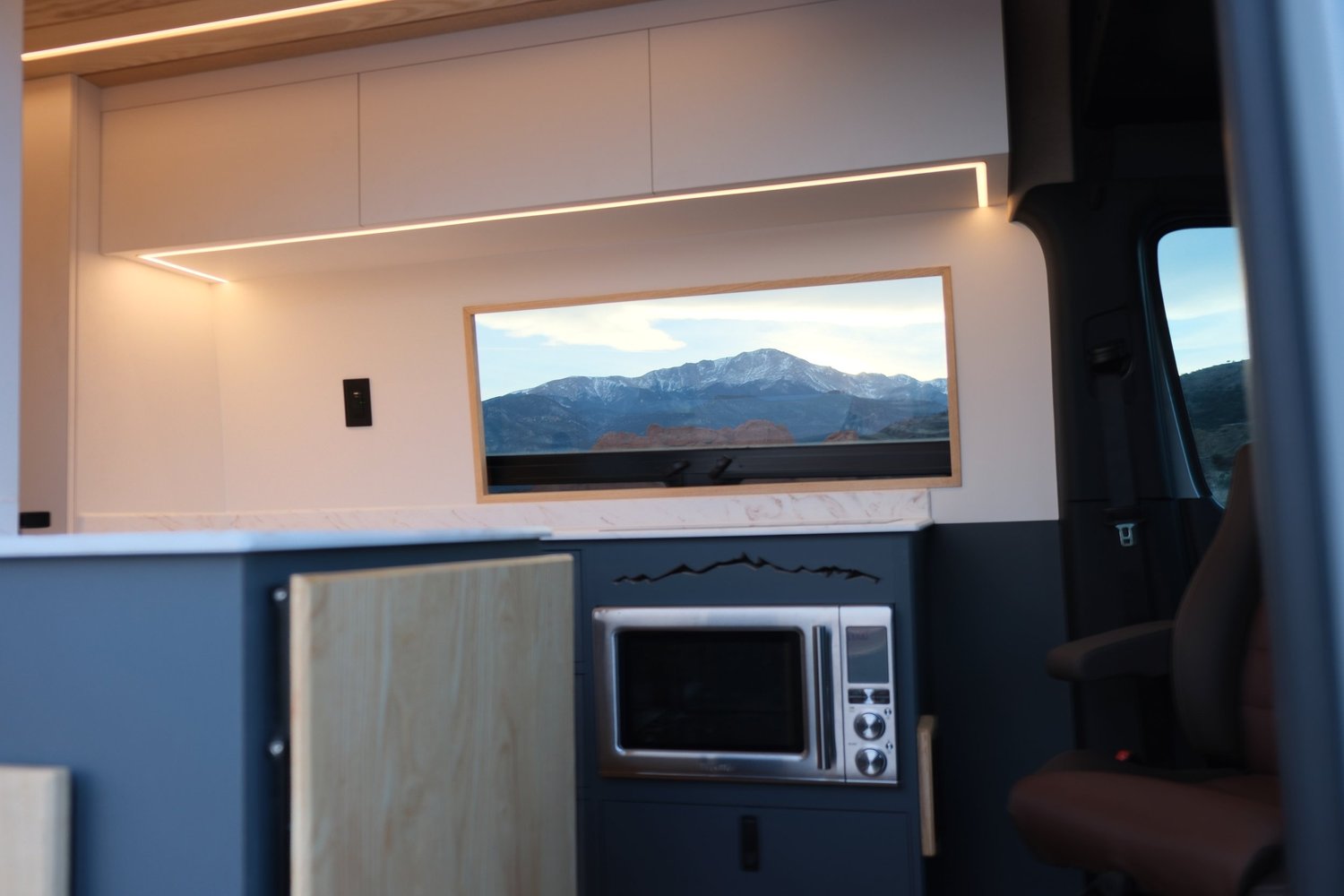 Light upper cabinets and dark lower cabinetry in Voyager’s Midnight custom build.